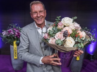 Kurt Aeschbacher mit Blumen und Tophäe.