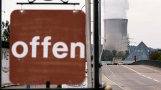 Ein Schild mit der Aufschrift «offen» vor dem AKW Gösgen. Ein Schild mit der Aufschrift «offen» vor dem AKW Gösgen.