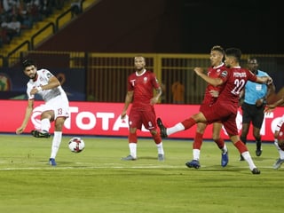 Tunesiens Ferjani Sassi (links) trifft zum 1:0. Tunesiens Ferjani Sassi (links) trifft zum 1:0.