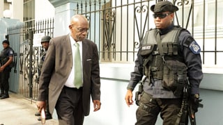 Jack Warner verlässt das Gericht in Port of Spain.