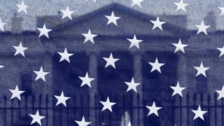 Weisses Haus hinter der US-Flagge.