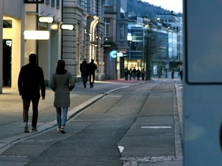Schlendernde Passanten in der Fussgängerzone.