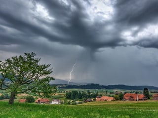 Gewitterwolken mit Blitz.