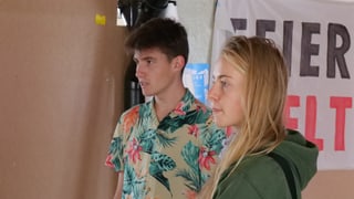 Zwei junge Erwachsene sprechen miteinander Zwei junge Erwachsene sprechen miteinander