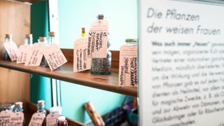 Fläschchen mit Kräutern gefüllt.