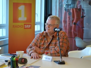 Walter Graf hört aufmerksam die ihm gestellte Frage.