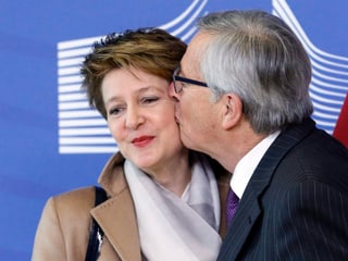 Jean-Claude Juncker küsst Simonetta Sommaruga auf die Wange.