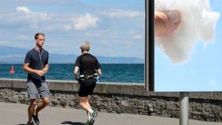 Ein Mann joggt an einem See an einem Plakat vorbei, darauf ein Daumen auf einer Wolke.