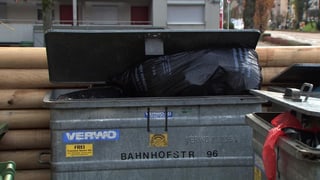 Voller Müllcontainer Voller Müllcontainer