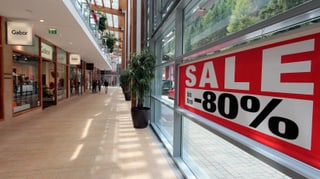 Symbolbild: Einkaufs-Mall mit einem Schild «Sale -80 Prozent»
