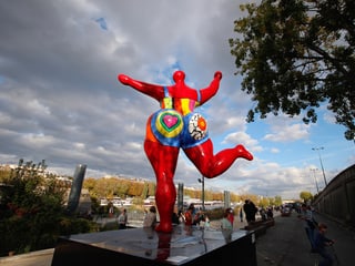«Dancing Nana» von Niki de Saint Phalle in Paris.
