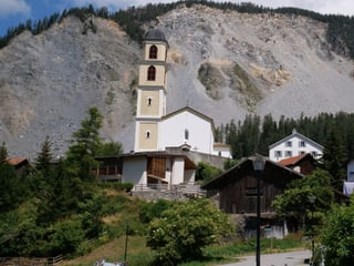Die Brienzer Kirche Calixus vor dem Hang.