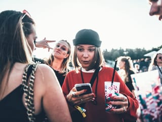 Frau mit Handy