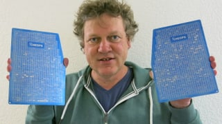 Guido Bucher hält die Titanplatten. Guido Bucher hält die Titanplatten.