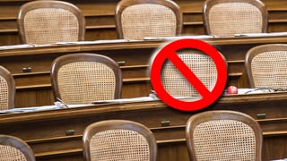 Leere Stühle im Nationalrat, ein Stuhl mit Verbotszeichen