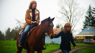 Laura Dern auf dem Pferd und Reese Witherspoon führt das Pferd