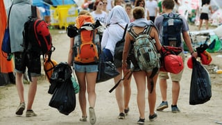 Eine Gruppe junger Leute zieht am letzten Tag mit Rucksack vom Open Air Frauenfeld ab. 