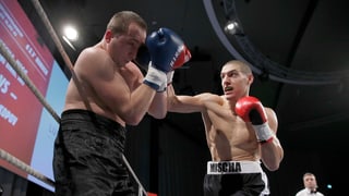 Zwei Boxer im Ring. Zwei Boxer im Ring.