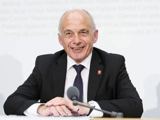 Ueli Maurer mit Schürfwunden im Gesicht.