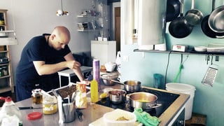 Mann beim Kochen.