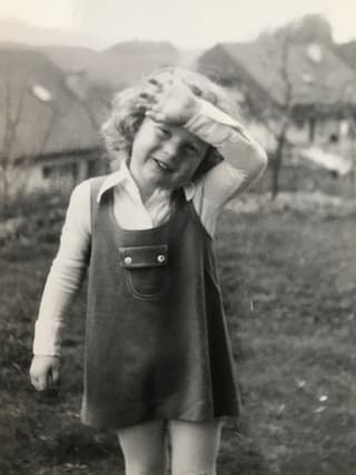 Elena Bernasconi als Kind mit Röckchen.