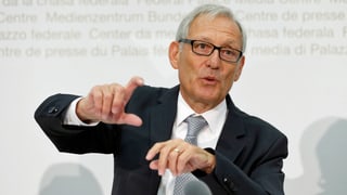 Carlo Schmid gestikuliert an einer pressekonferenz in Bern. (srf)