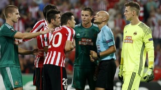 Bilbao-Stürmer Aduriz im Gespräch mit dem Schiedsrichter.