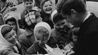 John F. Kennedy gibt Autogramme. John F. Kennedy gibt Autogramme.