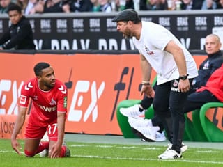 Kölns Trainer Steffen Baumgart nimmt sich im Rhein-Derby gegen Gladbach seinen Spieler Linton Maina zur Brust.
