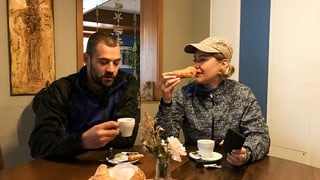 Sandro und Anic geniessen ihren Kaffi.