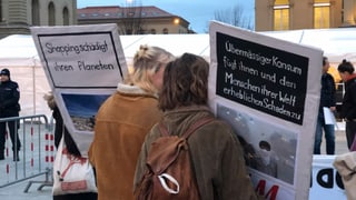 Zwei Frauen von hinten mit Plakaten. Zwei Frauen von hinten mit Plakaten.