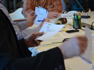 Sven Epiney hält einige Karten mit aufgedruckten Fragen in den Fingern.