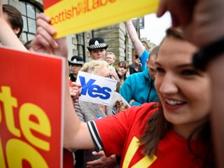 Eine junge Demonstrantin hält ihr Nein-Plakat in die Höhe, hinter ihr steht eine ältere Frau, die klar für die Abspaltung Schottlands ist. (reu)
