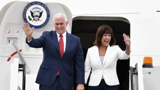Pence und Ehefrau verlassen das Flugzeug. Pence und Ehefrau verlassen das Flugzeug.