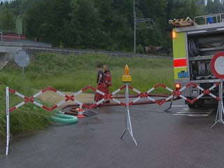Feuerwehr vor überfluteter Unterführung