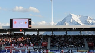Blick ins Stadion, mIt Niesen im Hintergrund.