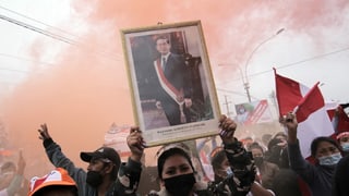 Die Anhänger von Keiko Fujimori verehren auch ihren Vater, Alberto Fujimori. Er sitzt eine lange Haftstrafe wegen Korruption ab. Die Anhänger von Keiko Fujimori verehren auch ihren Vater, Alberto Fujimori. Er sitzt eine lange Haftstrafe wegen Korruption ab.