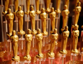 Eine Reihe von essbaren Oscar-Statuetten stehen auf dem Dessertbuffet.