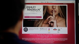 Die Homepage mit dem Bild einer Blondinen, die den Zeigefinger vor den Lippen hält.