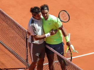Roger Federer gratuliert Rafael Nadal nach dessen 6:3, 6:4, 6:2-Sieg. Roger Federer gratuliert Rafael Nadal nach dessen 6:3, 6:4, 6:2-Sieg.