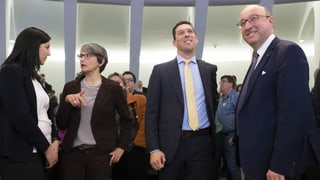 Vier Kandidaten stehen neben einander Vier Kandidaten stehen neben einander