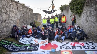 Die Aktivisten erschweren der Polizei den Zugang. Die Aktivisten erschweren der Polizei den Zugang.