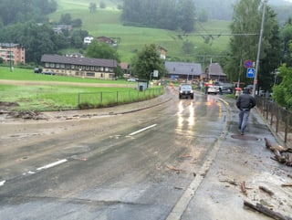 Strasse, die mit Sand verschmiert ist.