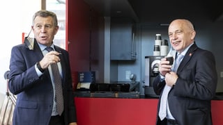  Ernst Stocker und Ueli Maurer trinken einen Kaffee