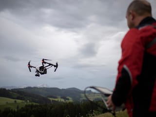 Mann steuert Drohne
