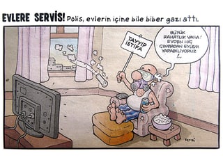 Ein Mann sitzt zuhause mit Popcorn und Bier vor dem Fernseher. Er trägt eine Gasmaske und hält eine Spruchtafel hoch. Durch das Fenster fliegt eine Tränengasbombe in seine Wohnung.