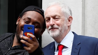 Corbyn bei einem Selfie mit einem Partei-Anhänger.