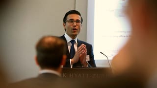 Iqbal Khan bei einer Rede Iqbal Khan bei einer Rede
