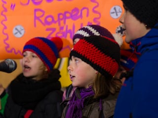 Die Kinder singen mit Gustav ein Weihnachtslied.