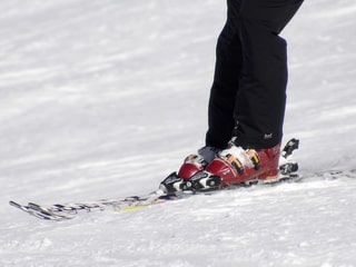 Skier auf dem Schnee Skier auf dem Schnee